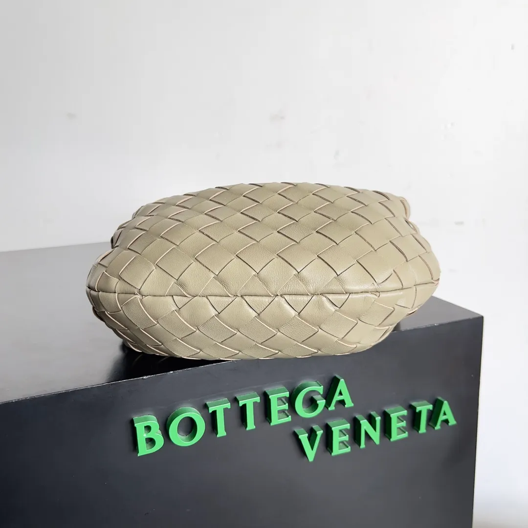Batch 1120 Bottega veneta͙.——- The latest woven knotted hobo🔥 The top-grade lambskin leather is very soft, the bag shape is unique, practical and durable. It retains the traditional woven elements while being a little more flamboyant ~ Made of hand-woven sheepskin, zipper opening and closing, curved seamless structure, effortless to match. Highly recommended⚠️⚠️⚠️ The most high-end in the market🌈 Welcome to compare [Factory complete package] size: 23x15x5cm.   Model: 651876